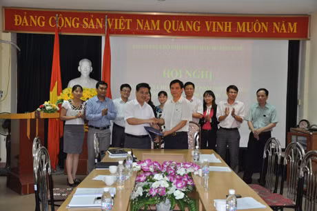Tỉnh Đoàn, Báo Quảng Ninh ký kết chương trình phối hợp tuyên truyền năm 2013.