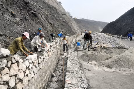 Ngay khi hoàn thành lớp thảm nhựa hạt mịn đến đâu nhà thầu tiến hành xây dựng hệ thống thoát nước dọc đến đó theo đúng thiết kế. 