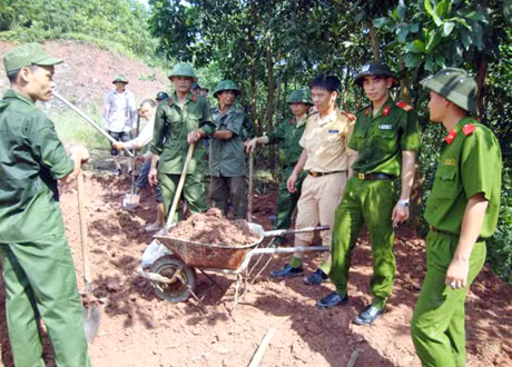 ĐVTN Công an TP Cẩm Phả tham gia hoạt động tình nguyện trên địa bàn.