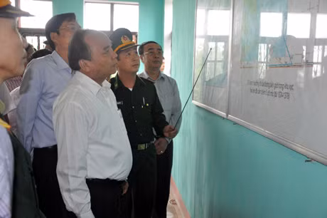 Phó Thủ tướng Chính phủ Nguyễn Xuân Phúc kiểm tra công tác sẵn sàng chiến đấu tại Trạm BP Tục Lãm (Đồn BP Hải Hòa).