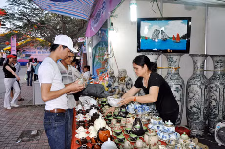 Khách hàng đến tham quan, mua sắm tại hội chợ Thương mại - Du lịch Hạ Long 2012.