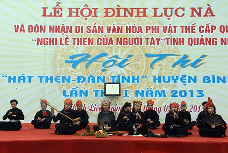 Biểu diễn hát Then tại Lễ hội đình Lục Nà năm 2013.