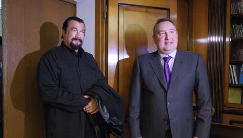 Ngôi sao phim hành động, võ thuật Mỹ Steven Seagal (trái) và Phó thủ tướng Nga Dmitry Rogozin. Ảnh: RIANovosti