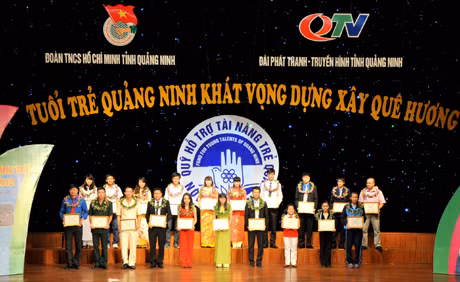 20 tài năng trẻ năm 2012 của tỉnh trên tất cả các lĩnh vực đã được tuyên dương và nhận phần thưởng của Quỹ hỗ trợ tài năng trẻ tỉnh.