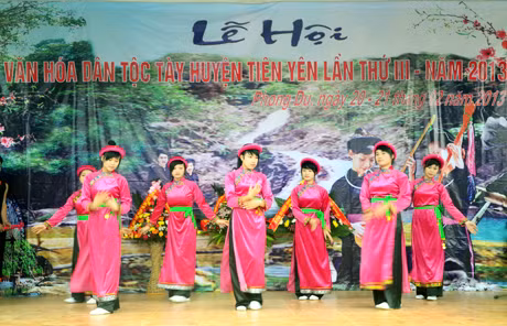 Lễ hội Văn hoá dân tộc Tày, huyện Tiên Yên năm 2013. Ảnh: Tạ Quân