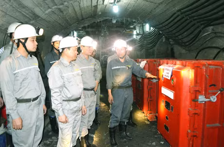 Đoàn công tác liên ngành của tỉnh kiểm tra ATVSLĐ-PCCN tại trạm điện phục vụ cho công tác đào lò của Công ty Than Dương Huy.