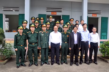 Phó Thủ tướng Chính phủ Nguyễn Xuân Phúc và Đoàn công tác chụp ảnh lưu niệm với CBCS Đồn BP Trà Cổ.
