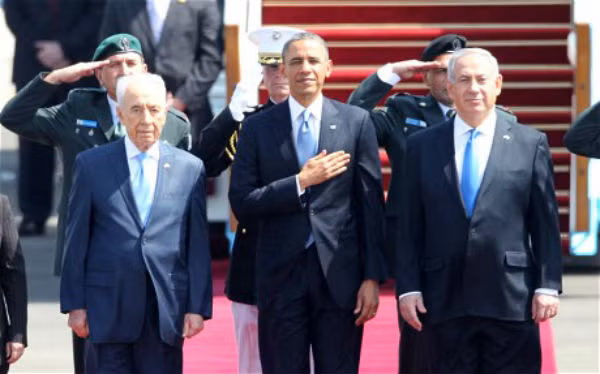Tổng thống Barack Obama, Thủ tướng Israel Benjamin Netanyahu (phải) và Tổng thống Israel Shimon Peres tại lễ đón ở sân bay Ben Gurion. (Ảnh: AFP)