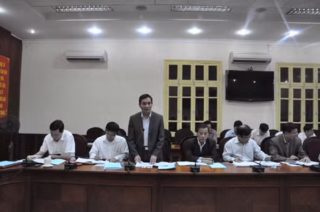 Đồng chí Kiều Quốc Huy, Bí thư huyện uỷ Tiên Yên báo cáo kết quả thực hiện nhiệm vụ năm 2012 của huyện Tiên Yên