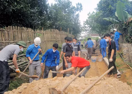 ĐVTN huyện Ba Chẽ làm đường dân sinh tại thôn Tân Tiến, xã Đồn Đạc. Ảnh: Huy Toàn (Huyện Đoàn Ba Chẽ)