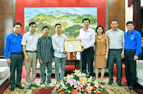 Chủ tịch UBND tỉnh Nguyễn Văn Đọc tặng Bằng khen cho anh Nguyễn Văn Bộ (đoàn viên Chi đoàn thôn Bình Minh, xã Hải Lạng, Tiên Yên) (thứ 4, trái sang) về thành tích dũng cảm cứu sống 12 trẻ em khỏi đuối nước.