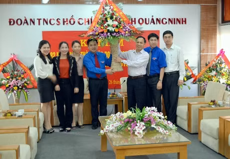 Đồng chí Đặng Huy Hâu, Phó Chủ tịch UBND tỉnh tặng hoa chúc mừng Tỉnh Đoàn.