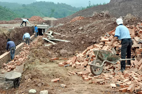 Trung tuần tháng 3-2013, chúng tôi đến công trường thi công dự án, bắt gặp tốp thợ xây gồm 6 người đang “đủng đỉnh” xây hệ thống thoát nước.