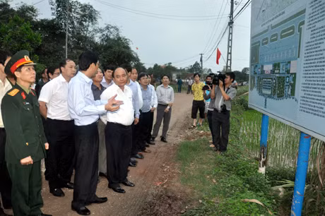 Phó Thủ tướng Chính phủ Nguyễn Xuân Phúc nghe lãnh đạo tỉnh Quảng Ninh báo cáo tình hình quy hoạch, quản lý quy hoạch sân bay Vân Đồn.