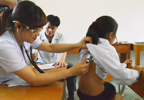 Khám bệnh miễn phí cho học sinh xã Hải Sơn