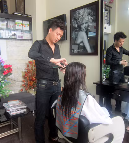 Anh Ngô Thanh Nam chủ tiệm NamS đang làm tóc cho khách hàng.