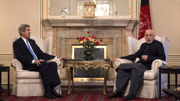 Ngoại trưởng Mỹ John Kerry gặp Tổng thống Afghanistan Hamid Karzai tại Phủ Tổng thống ở Kabul (Ảnh: AP)