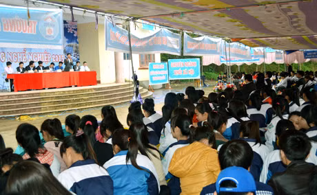 Gần 1.000 học sinh lớp 12 của các trường THPT trên địa bàn huyện Tiên Yên đến tham dự ngày hội