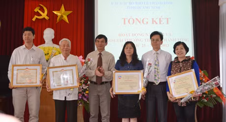 Ban Tổ chức trao thưởng cho các CLB thơ có nhiều thành tích xuất sắc.
