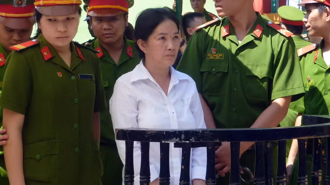 Bị cáo Liên nghe tuyên án - Ảnh: Chi Mai 
