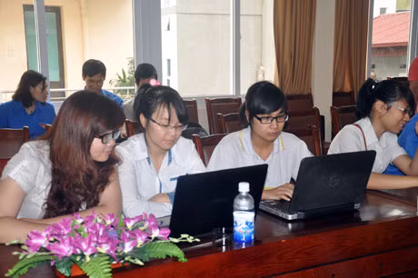 Các em học sinh tham gia chương trình giao lưu
