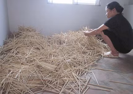 Nếu dùng với liều lượng cho phép thì SO2 bám vào đũa ít, khi dùng gắp thức ăn không hại cho người dùng.Ảnh: P.T