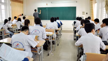 Học sinh Trường THPT Chuyên Hạ Long đang ôn thi đại học.