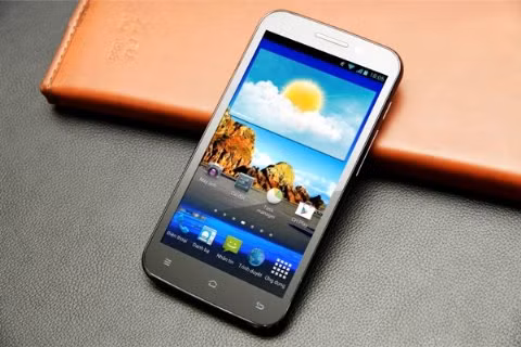 Revo HD4 lõi tứ dùng màn hình 5 inch HD và camera 8 megapixel HDLens.