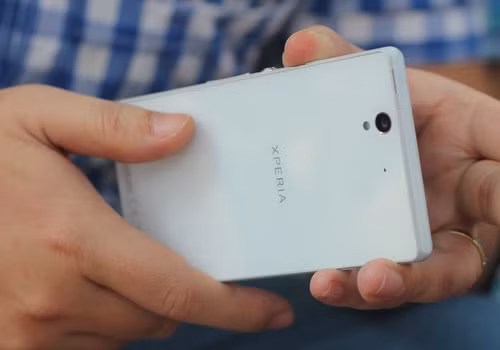 Smartphone của Sony là một chiếc điện thoại có ngoại hình lớn và không phải dễ cầm.