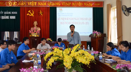 Lãnh đạo Báo Quảng Ninh chia sẻ, lắng nghe những câu hỏi, ý kiến của ĐVTN.