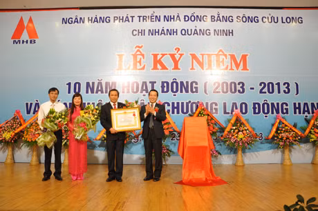 Thừa uỷ quyền Chủ tịch nước, đồng chí Nguyễn Văn Thành, Phó Chủ tịch UBND tỉnh trao Huân chương lao động hạng Ba cho đại diện tập thể cán bộ nhân viên MHB Quảng Ninh