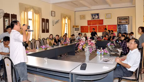 Một buổi học nghiệp vụ ảnh báo chí ở Chi hội Nhà báo Báo Quảng Ninh.