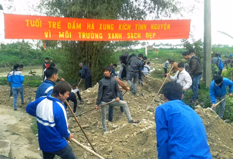 ĐVTN huyện Đầm Hà tham gia làm đường theo chương trình xây dựng NTM tại thôn Đầm Buôn, xã Đầm Hà.