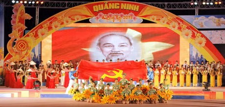 Sinh viên Trường Cao đẳng VHNT&DL Hạ Long biểu diễn nghệ thuật trong Lễ đón giao thừa Mừng Đảng - Mừng Xuân Quý Tỵ 2013.