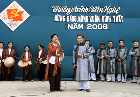 Trình diễn hát đúm tại lễ hội Tiên Công ở Hà Nam (Quảng Yên).