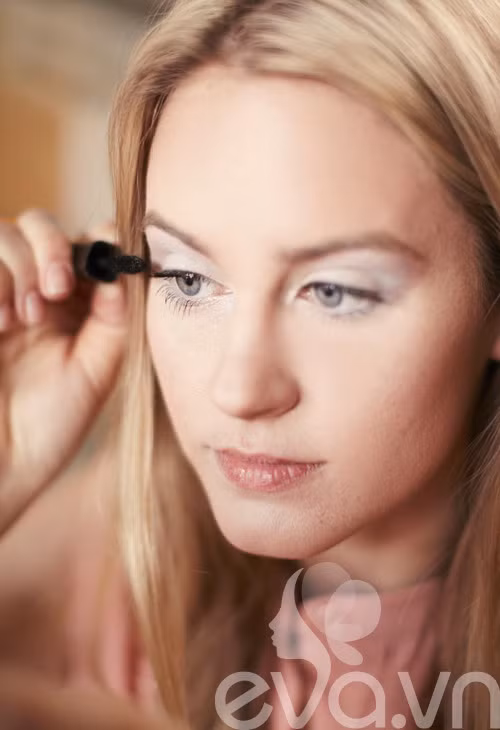 Chuốt mascara đen.