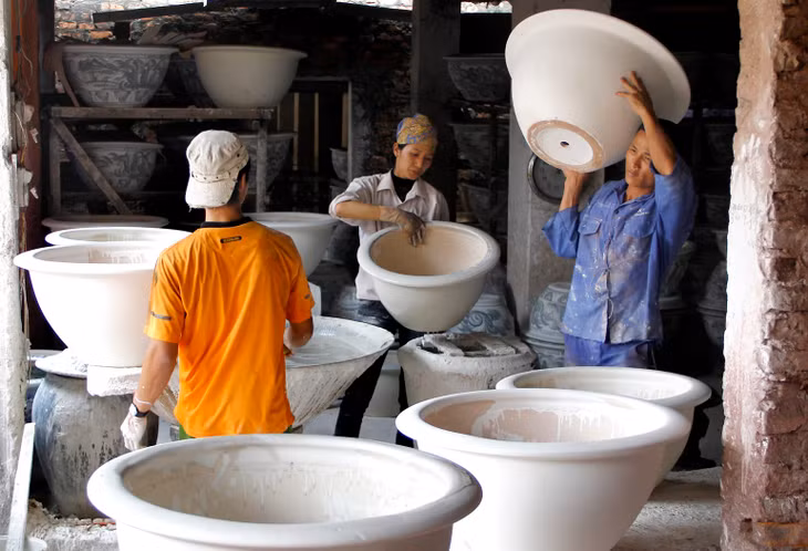 Gốm được tráng men trước khi đưa vào lò. Gốm được tráng men trước khi đưa vào lò.