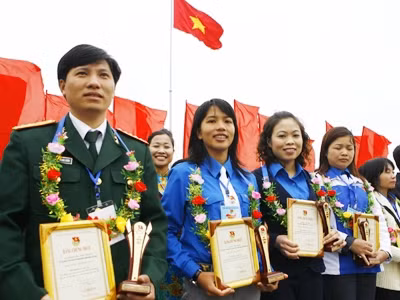 Các Bí thư Đoàn cơ sở xuất sắc nhận Giải thưởng 26-3 năm 2012. (Ảnh Tiền Phong)