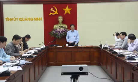 Đồng chí Phạm Minh Chính, Uỷ viên T.Ư Đảng, Bí thư Tỉnh uỷ chủ trì buổi làm việc.