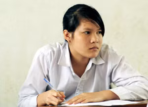 Dù mắc bệnh xương thuỷ tinh nhưng Vân vẫn nỗ lực vươn lên học giỏi.