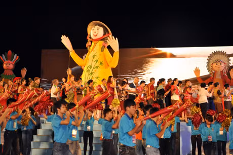Diễu hành trong lễ hội Carnaval Hạ Long 2012.