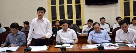 Bí thư huyện ủy Đầm Hà trình bày phương hướng nhiệm vụ năm 2013 tại cuộc làm việc.