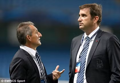 GĐKT Begiristain (trái) và GĐĐH Soriano hạn chế quyền lực của Mancini