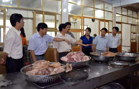 Đoàn kiểm tra khu bếp ăn của Công ty CP than Vàng Danh.