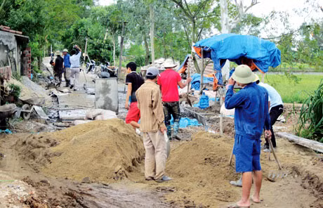 Giáo dân Giáo xứ Yên Trì (TX Quảng Yên) tham gia làm đường giao thông trên địa bàn. Ảnh: TRẦN THỊ TUYẾT (Đài Quảng Yên)
