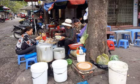 Thức ăn đường phố tiềm ẩn những mối nguy hại không nhỏ cho sức khoẻ và tính mạng của người tiêu dùng. (Ảnh chụp tại chợ Hạ Long II, TP Hạ Long).