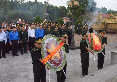 các đại biểu đã đến dâng hoa và thắp hương tưởng niệm các anh hùng liệt sĩ tại Đài tưởng niệm Pò Hèn