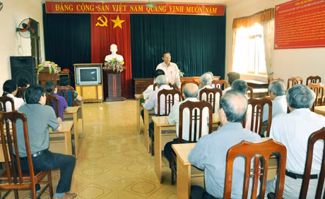 Một buổi lấy ý kiến về Dự thảo sửa đổi Hiến pháp năm 1992 do HĐND thị trấn Trới (Hoành Bồ) tổ chức.