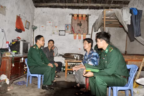 Cán bộ chính trị, Đồn BP Bắc Sơn thường xuyên xuống cơ sở để nắm tình hình địa bàn.