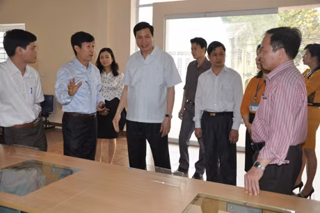 đồng chí Nguyễn Đức Long, Phó Bí thư Tỉnh ủy, Chủ Tịch HĐND tỉnh, kiểm tra tiến độ xây dựng Trung tâm DVHCC TP Uông BÍ
